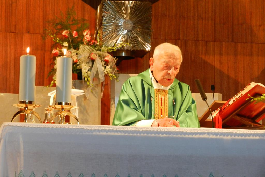 Don Marinozzi mentre celebra la Messa