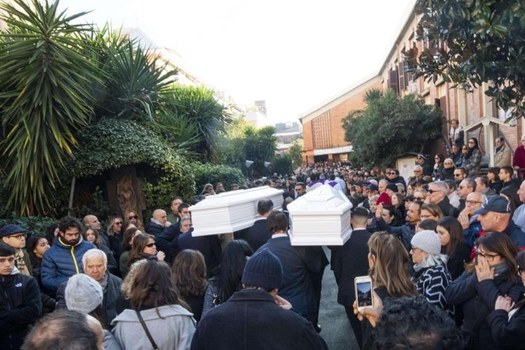 Funerali di Gaia e Camilla, il parroco: tragedia insensata, riflettiamo