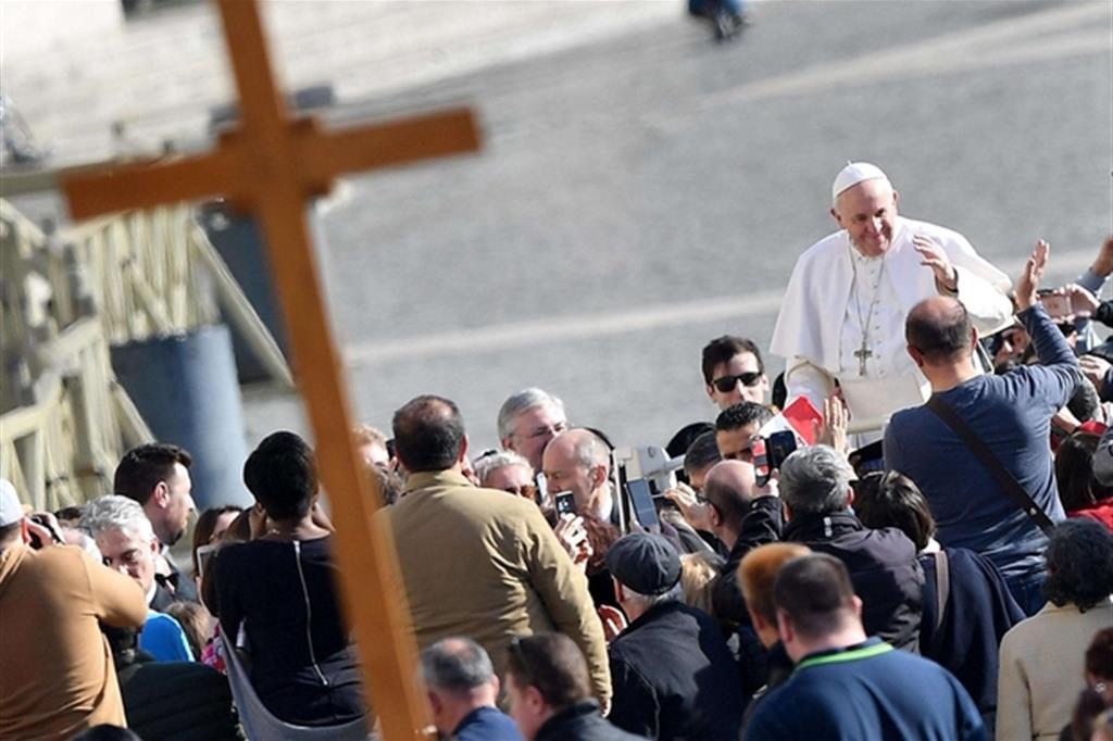 Papa: la santità di Dio deve rispecchiarsi nelle nostre azioni