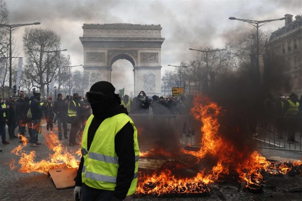 Gilet gialli, scontri sugli Champs Elysees
