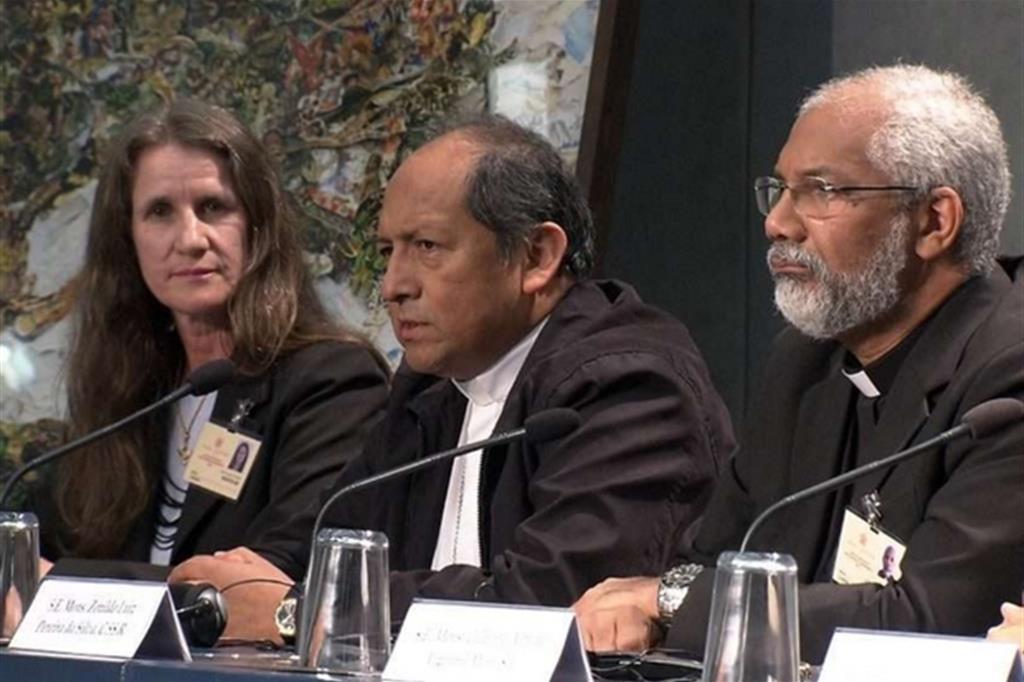 Il briefing del SInodo: suor Roselei Bertoldo, mons. Ricardo Ernesto Centellas Guzmàn e don Zenildo Lima da Silva (Vatican News)