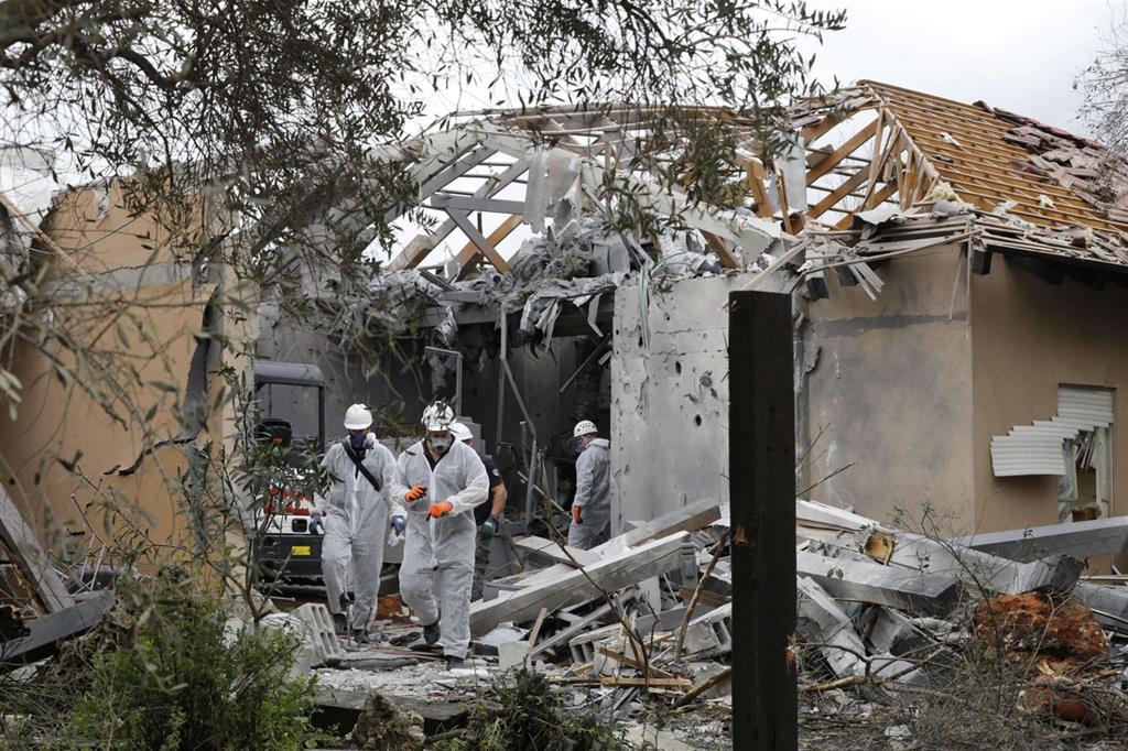 Le rovine dell'abitazione colpita da un razzo nei pressi di Tel Aviv (Ansa)