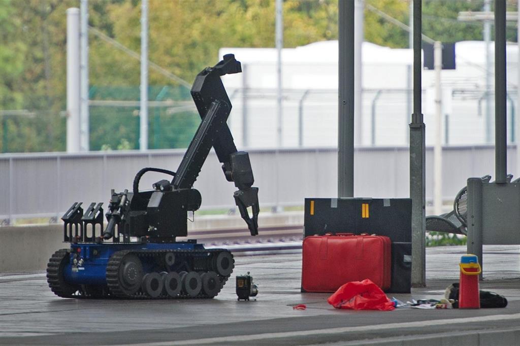 Un robot rilevatore di esplosivi in azione (Ansa)