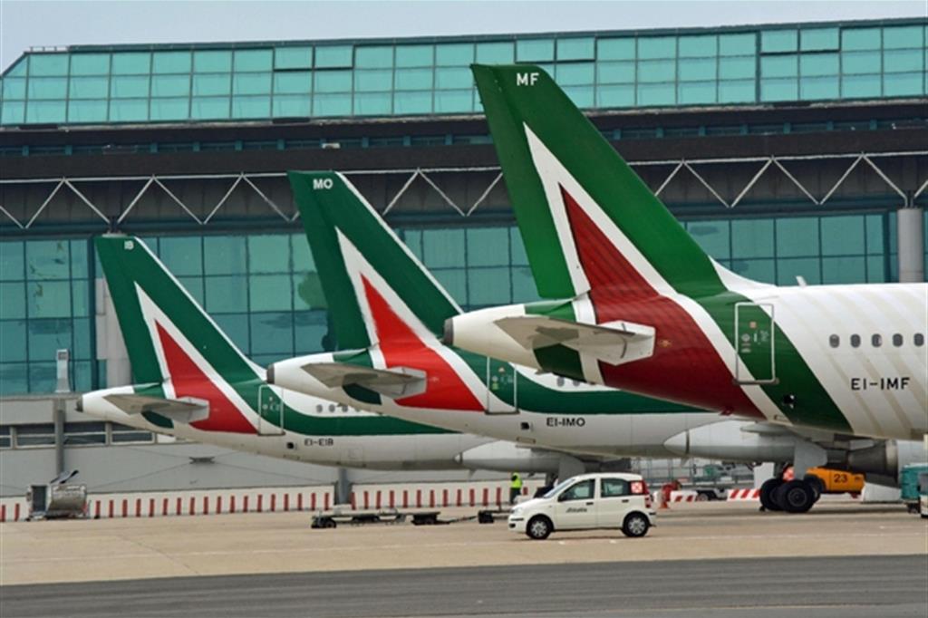 Alitalia, i commissari: stiamo aspettando Fs, newco operativa entro marzo