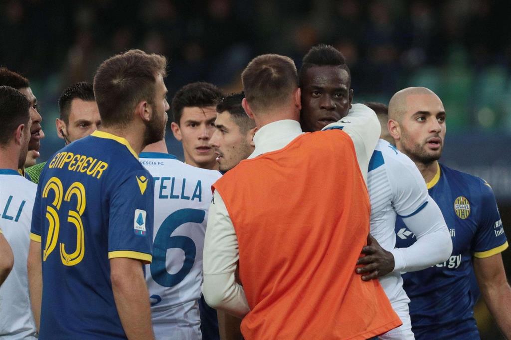 L'abbraccio di compagni di squadra e avversari di Mario Balotelli dopo gli ululati razzisti (Ansa)