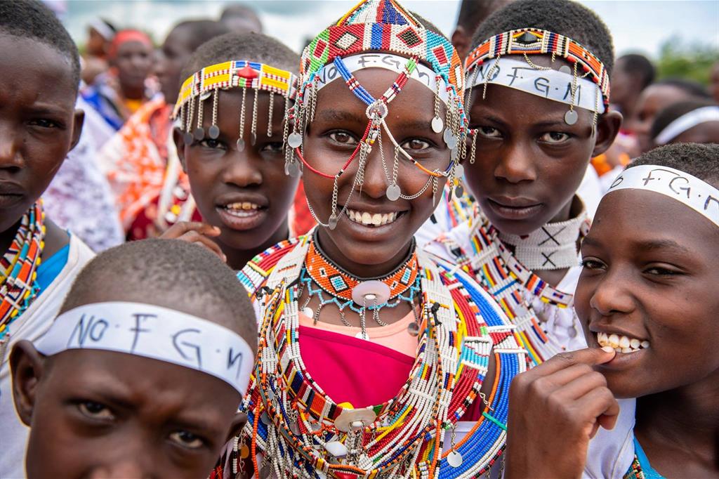 Nice, 27 anni, in mezzo a un gruppo di ragazze del suo villaggio in Kenya