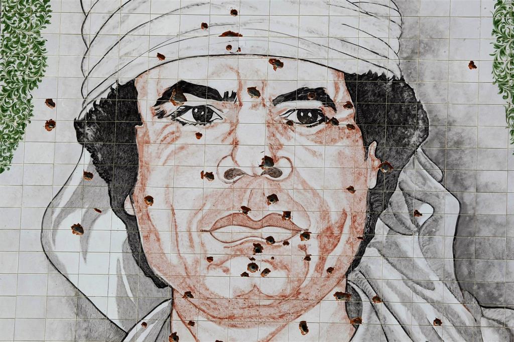 Un ritratto di Gheddafi crivellato di colpi (Ap)