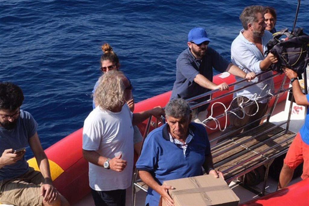 Volontari portano rifornimenti alla Mare Jonio. Tra loro anche l'eurodeputato Pietro Bartolo (Twitter Mediterranea)