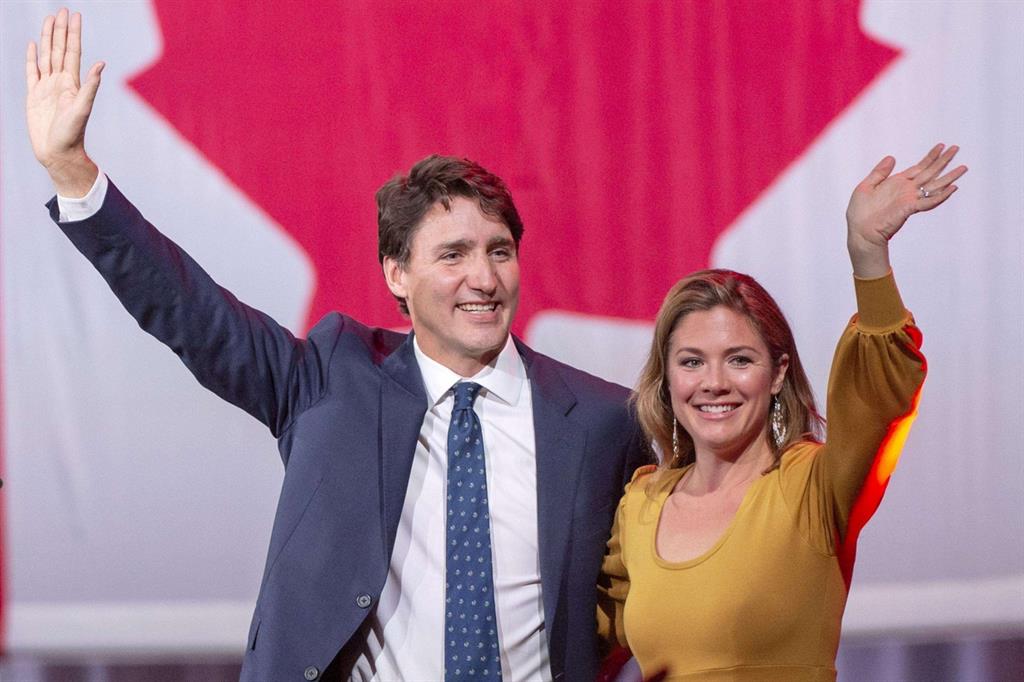 Il premier canadese Justin Trudeau celebra la vittoria con la moglie Sophie (Ansa)