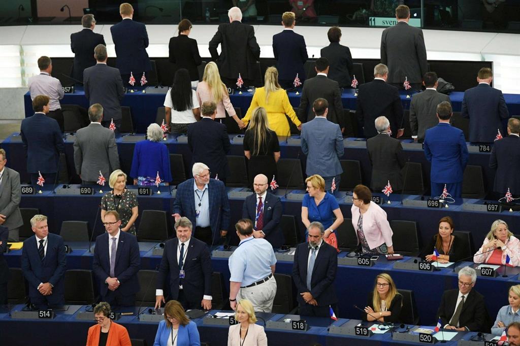 Gli eurodeputati pro Brexit voltano le spalle durante l'inno europeo nella prima seduta dell'Europarlamento stamani a Strasburgo (Ansa)