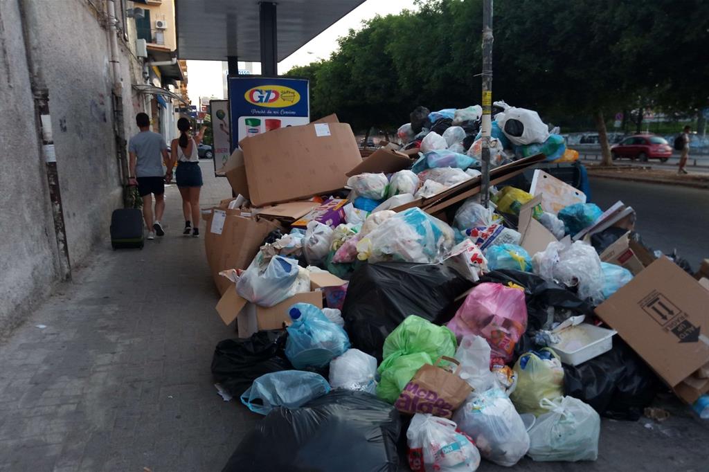 Cumuli di spazzatura per le strade di Palermo (Petix)