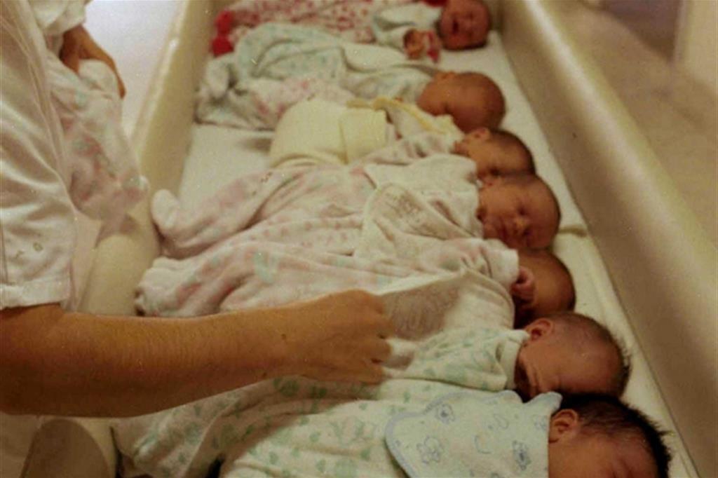 Nel primo Studio nazionale fertilità promosso dal ministero della Salute, sotto accusa anche i medici: infondato ottimismo sulla procreazione assistita