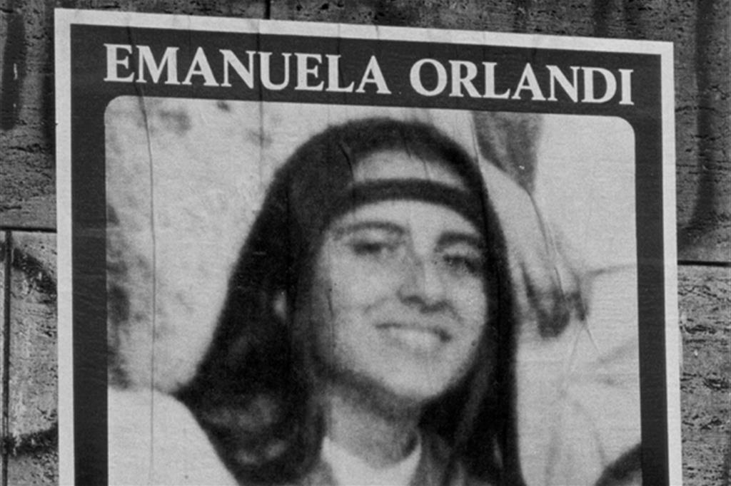 Emanuela Orlandi, in un manifesto attaccato per le vie di Roma dopo la scomparsa (Ansa)
