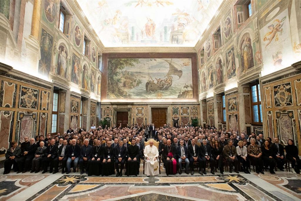 Papa Francesco con i partecipanti all'udienza all'Associazione cattolica Esercenti Cinema-Sale della Comunità (Ansa)