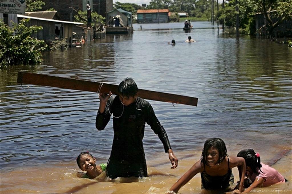 Bambini dopo un'esondazione fluviale in Amazzonia