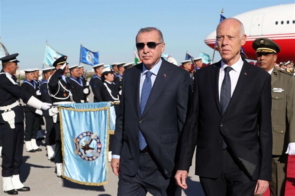Recep Tayyip Erdogan a Tunisi, dove ha incontrato per la prima volta l'omologo tunisino Kais Saied