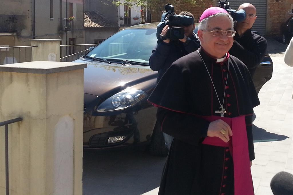 Il vescovo di Mileto-Nicotera-Tropea, Luigi Renzo, ha rinnovato «ai due sacerdoti piena ed affettuosa vicinanza e solidarietà» (Ansa)