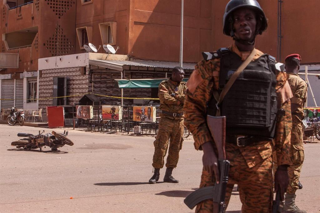 Controlli dell'esercito in Burkina Faso, in un'immagine d'archivio (Ansa)