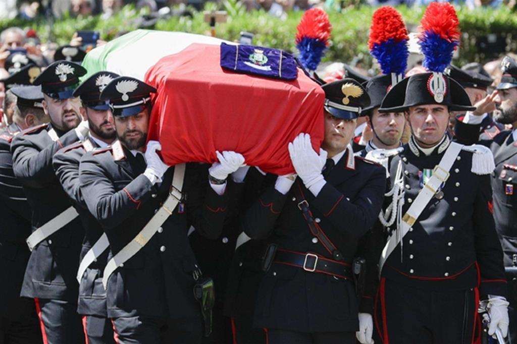 Ai funerali del carabiniere ucciso a Roma: «Esempio per tutti»