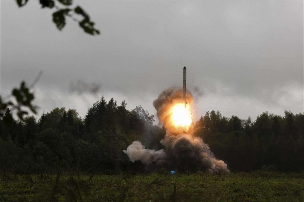 Il lancio di un missile «tattico» russo (Ansa)