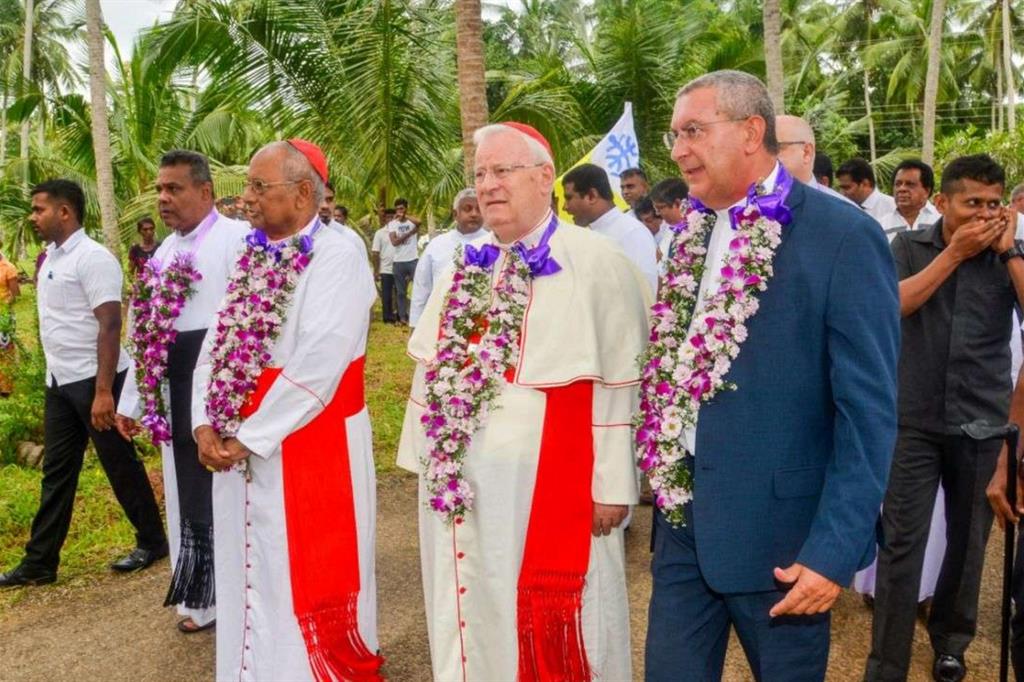 Il cardinale Bassetti durante la visita in Sri Lanka