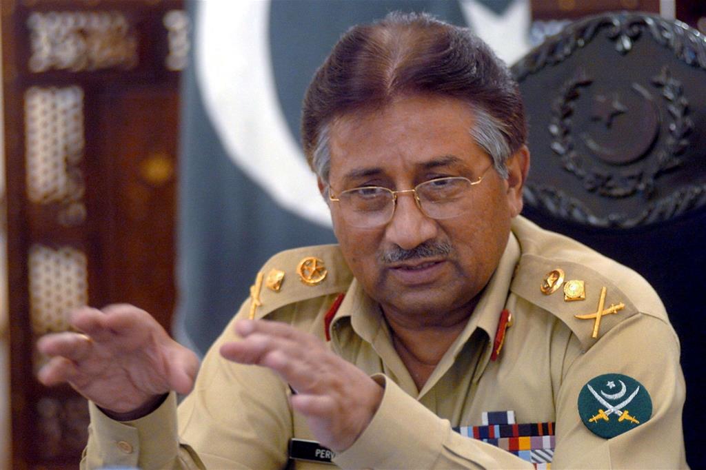L'ex presidente pachistano Musharraf in un'immagine del 2004