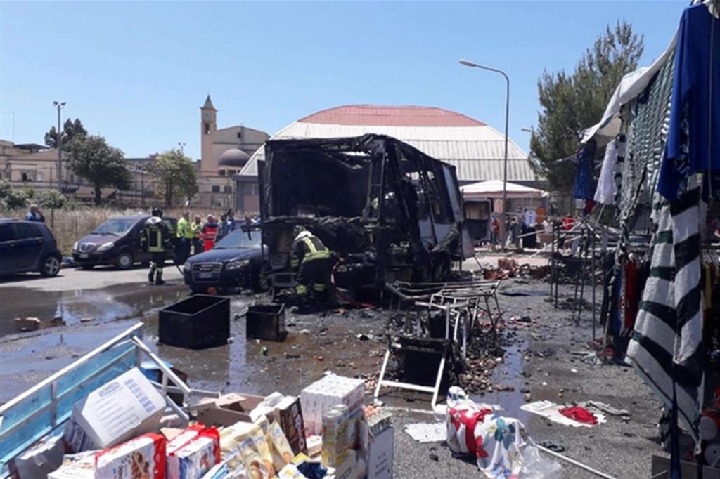 Il luogo dell'esplosione al mercato di Gela in via Madonna del Rosario, nei pressi della stazione centrale