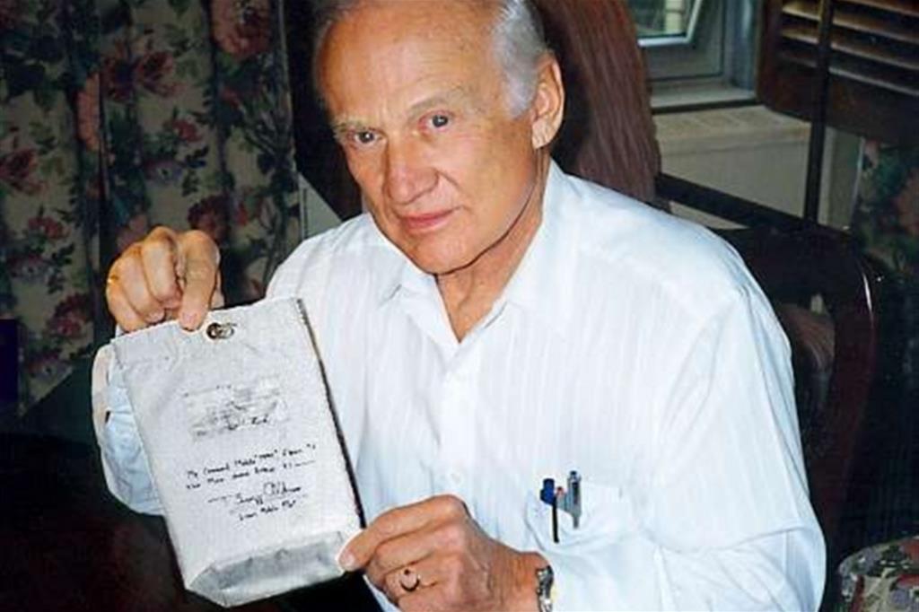 Buzz Aldrin con la borsa che conteneva il calice (Webster Presbyterian Church)