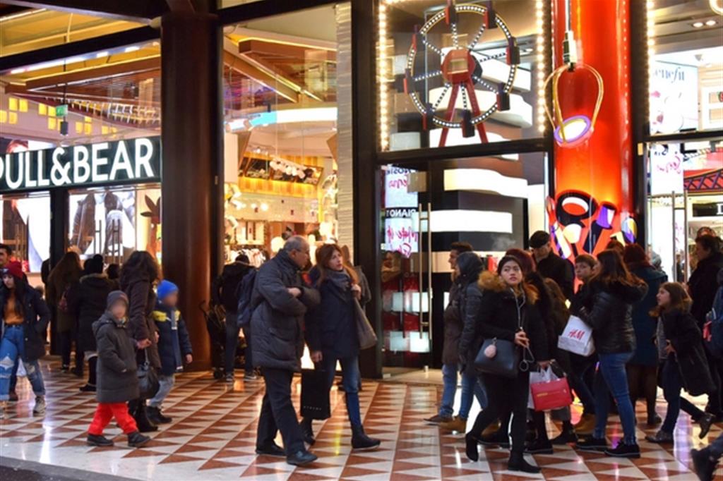 Shopping nelle vie del centro di Milano (Fotogramma)