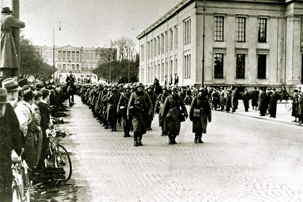 Le truppe di occupazione tedesche sfilano per le vie di Oslo nella primavera del 1940 Petter Moen