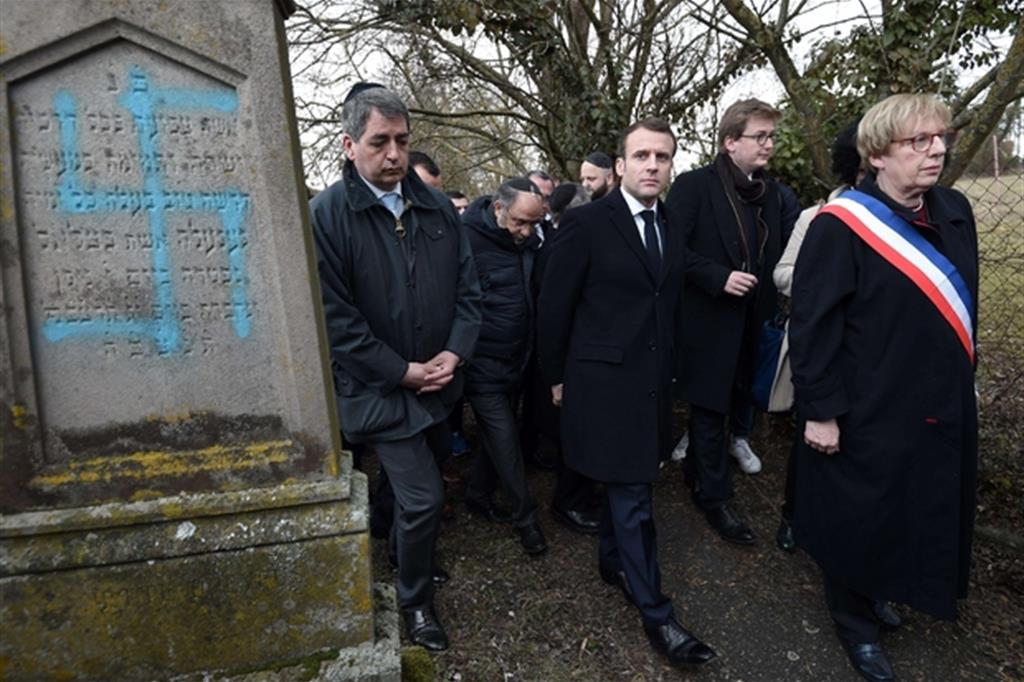 Il presidente francese Macron in visita al cimitero dove sono state profanate le tombe ebraiche (Ansa)
