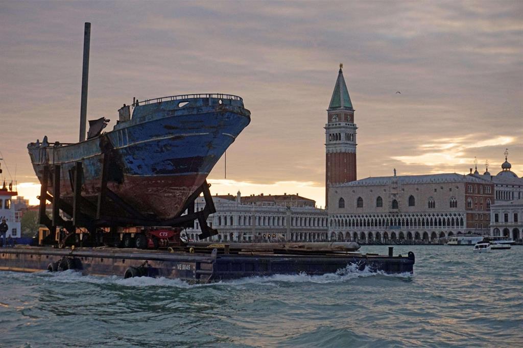 L'installazione "Barca nostra" di Christoph Büchel arriva alla Biennale di Venezia (Ansa)