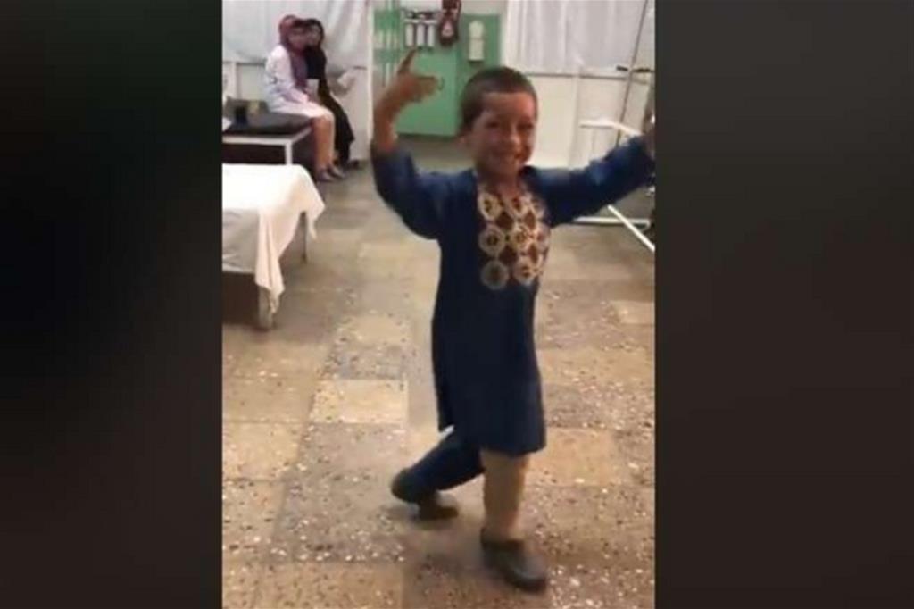 La gioia di Ahamad, finalmente può ballare