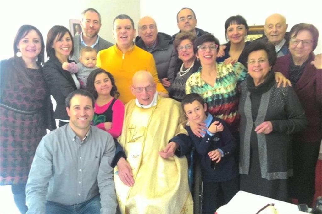 Il presbitero siciliano, che va per i 101 anni di età, è stato festeggiato in diocesi. La sua vita sotto 9 Papi, passata per la guerra e il terremoto del Belice Don Russo attorniato dai suoi parenti / Turrisi