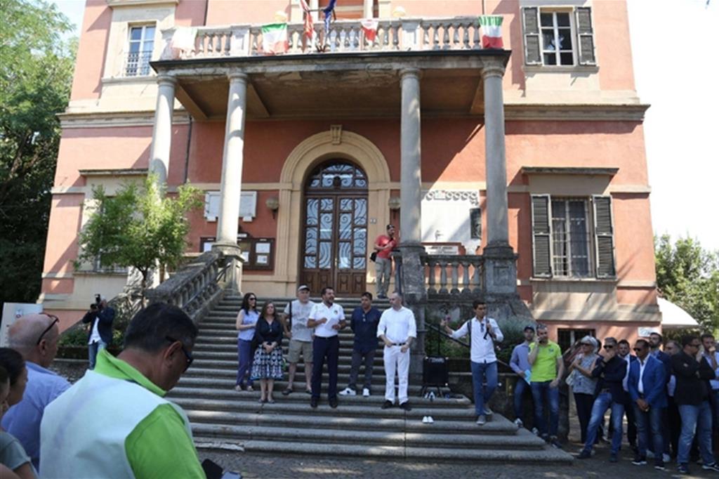 Il comizio di Matteo Salvini ieri, davanti alla sede del Comune di Bibbiano (Fotogramma)