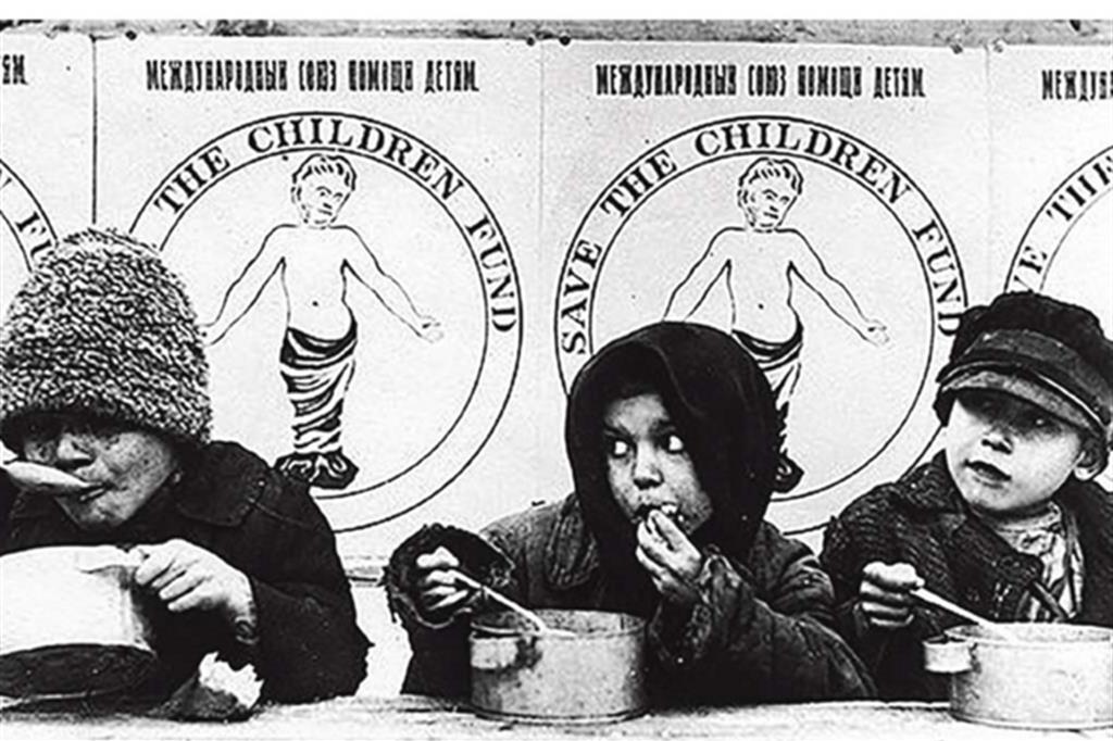 Bambini rifocillati a Saratov grazie a Save The Children (1921)