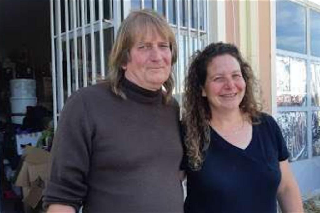 Eric e Philippa Kempson, la coppia britannica che a Lesbo svolge volontariato per i migranti (foto Scavo)