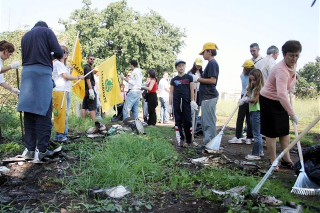 Cittadini puliscono un parco (foto archivio Ansa)