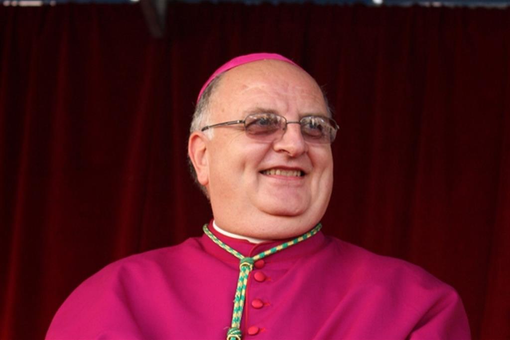 Monsignor Luigi Moretti il giorno dell'ingresso come vescovo a Salerno, il 12 settembre 2010 (Tanopress)