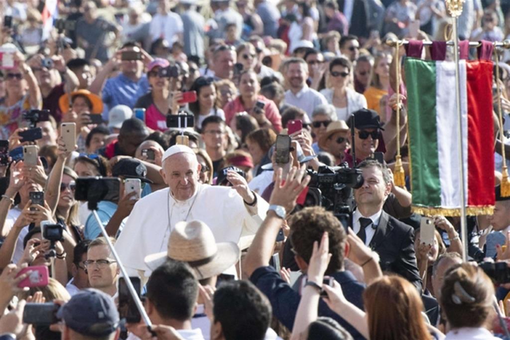 Papa Francesco: cristiani perseguitati perché sentiti come minaccia