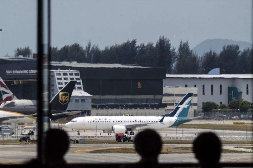 Un Boeing 737 Max 8 fermo all'aeroporto di Singapore (Ansa)