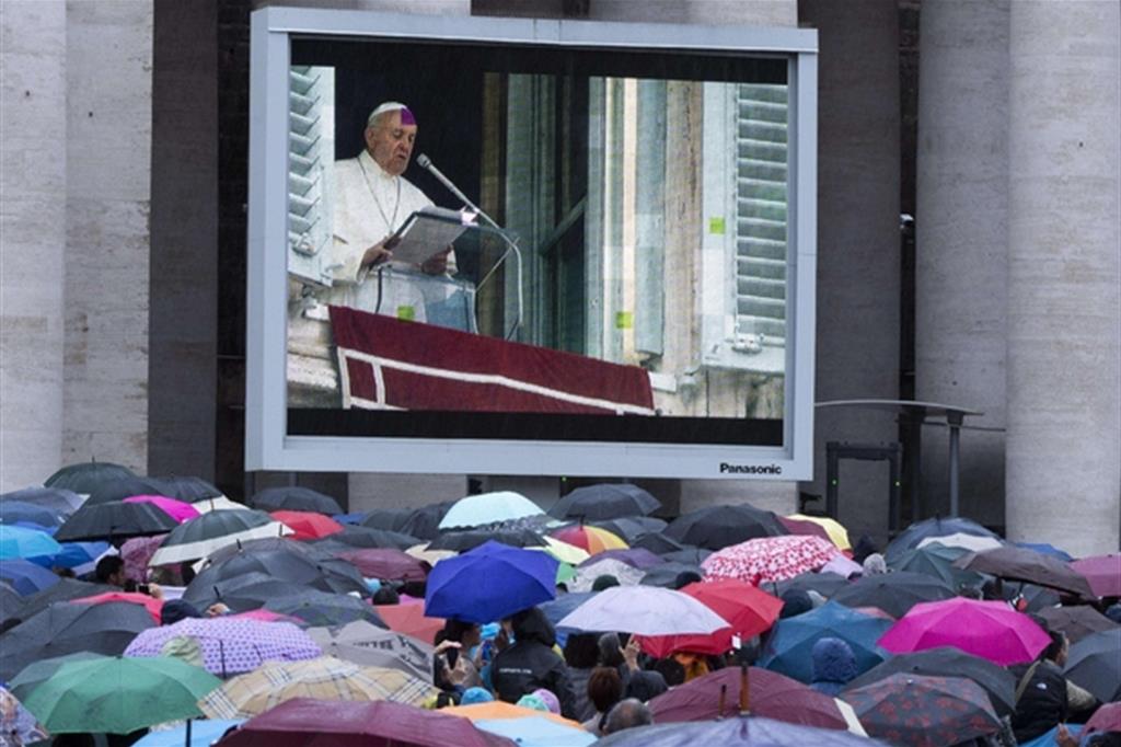 Il Papa: «Lo Spirito Santo animi la Chiesa libera da mondanità»