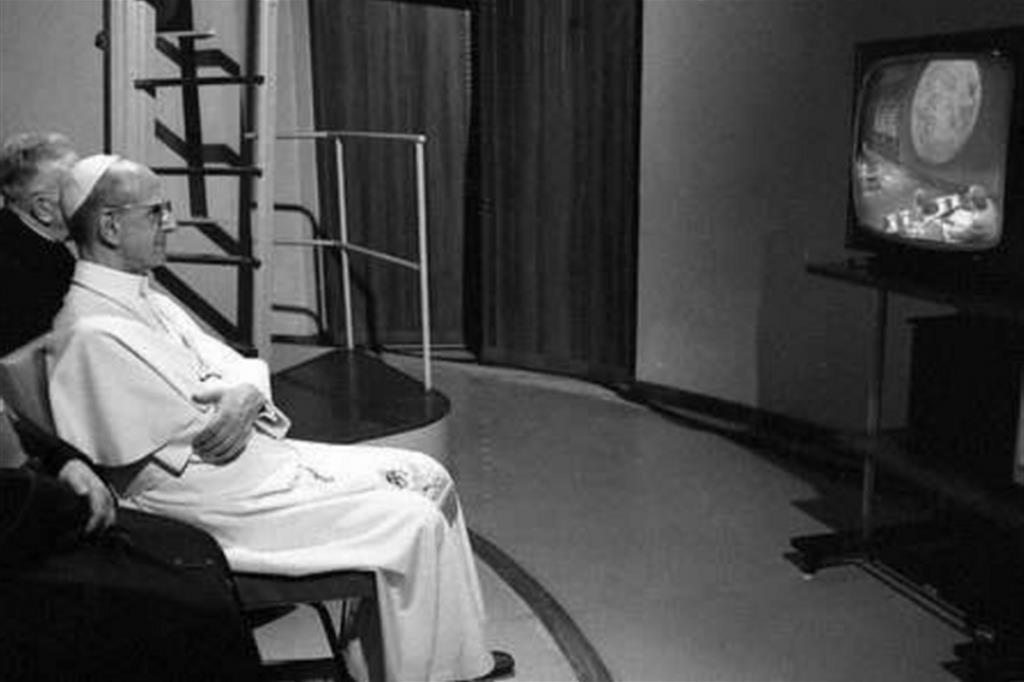 Paolo VI davanti alla televisione segue lo sbarco sulla luna il 20 luglio 1969 (Catholicpressphoto/VaticanNews)