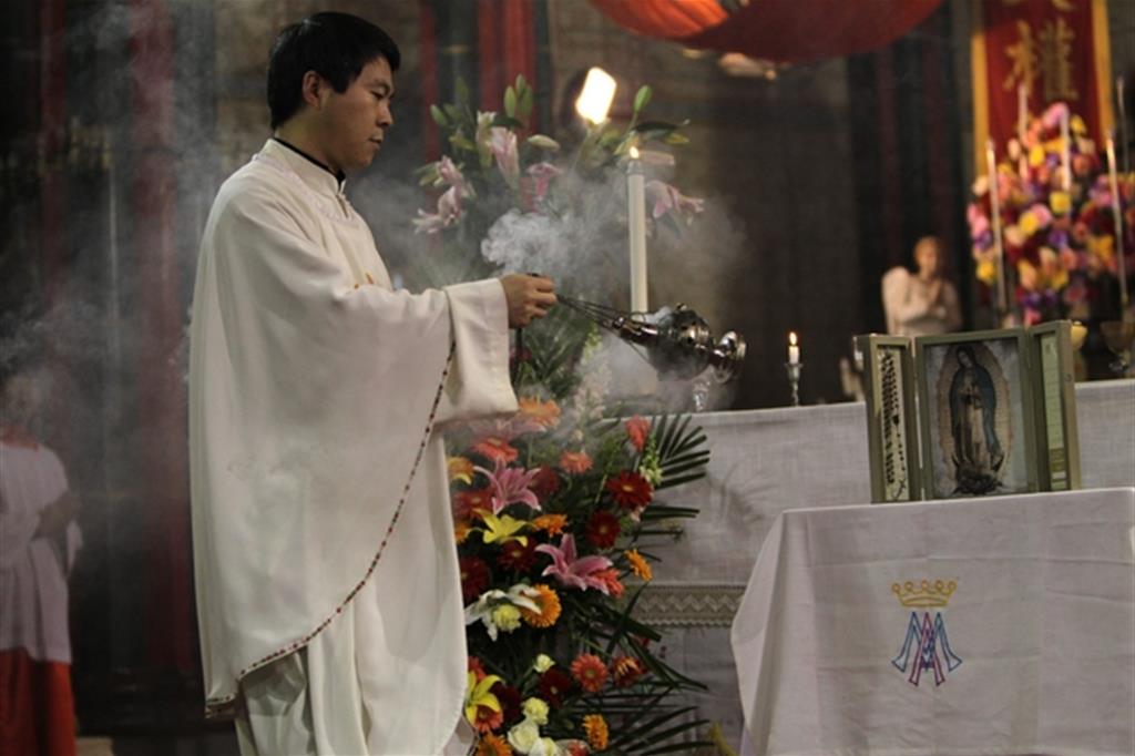Una funzione religiosa nella cattedrale cattolica di Pechino (Foto Epa)