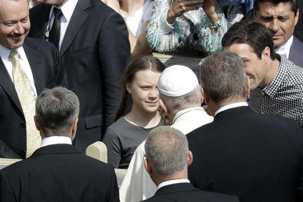 Papa Francesco saluta l'attivista per l'ambiente Greta Thunberg, 16 anni, in piazza San Pietro (Ansa)