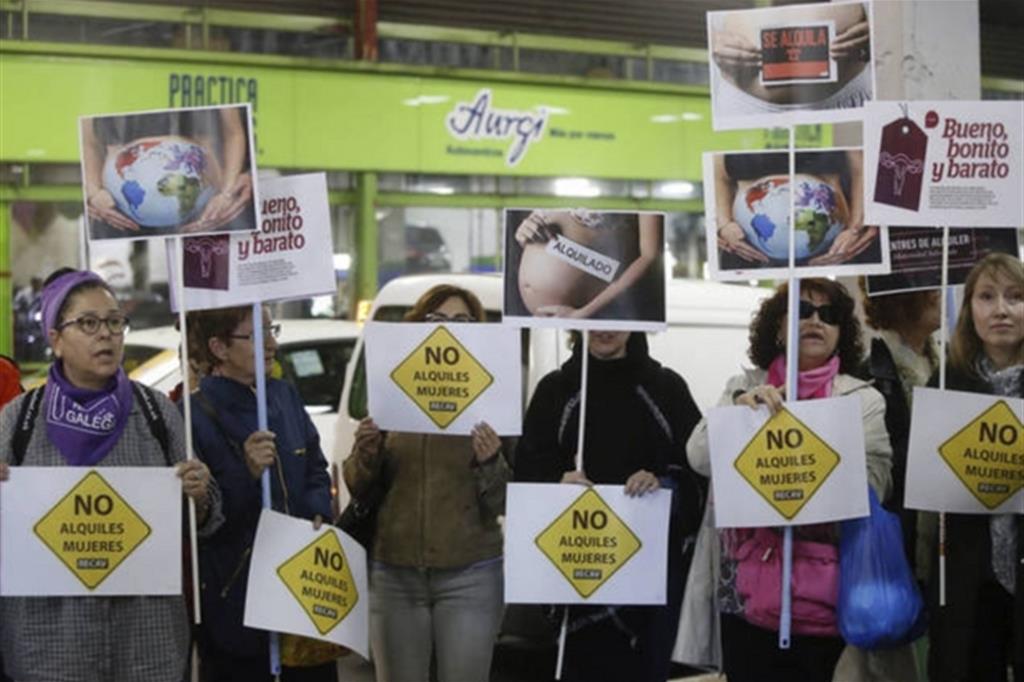 Una manifestazione in Spagna contro l'utero in affitto
