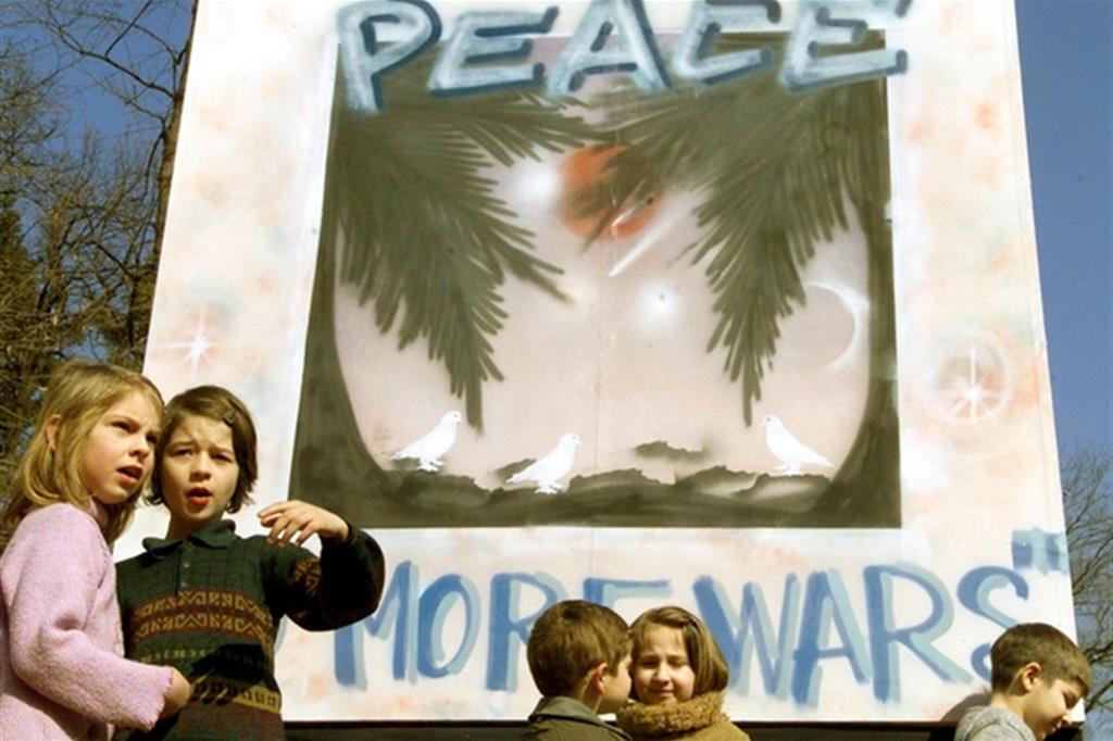 Alcuni bambini bosniaci che hanno preso parte alla manifestazione “Peace, no more wars” a Tuzla, in Bosnia nel 2003 (Foto d'archivio)