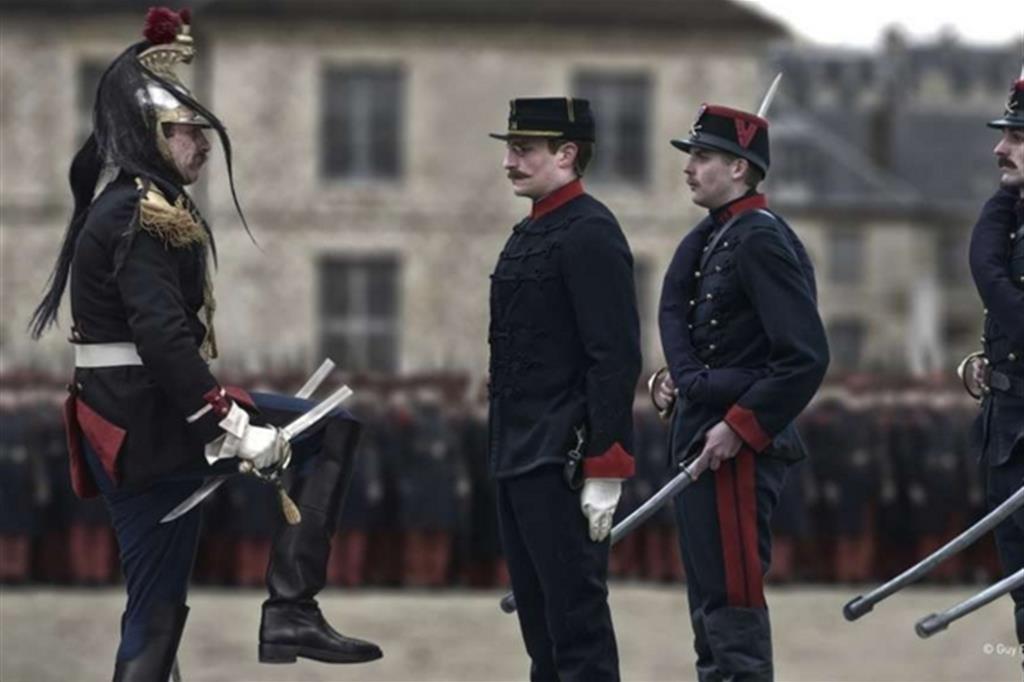 la degradazione di Dreyfus, interpretato da Louis Garrel, in una scena del film di Roman Polanski “L’ufficiale e la spia”