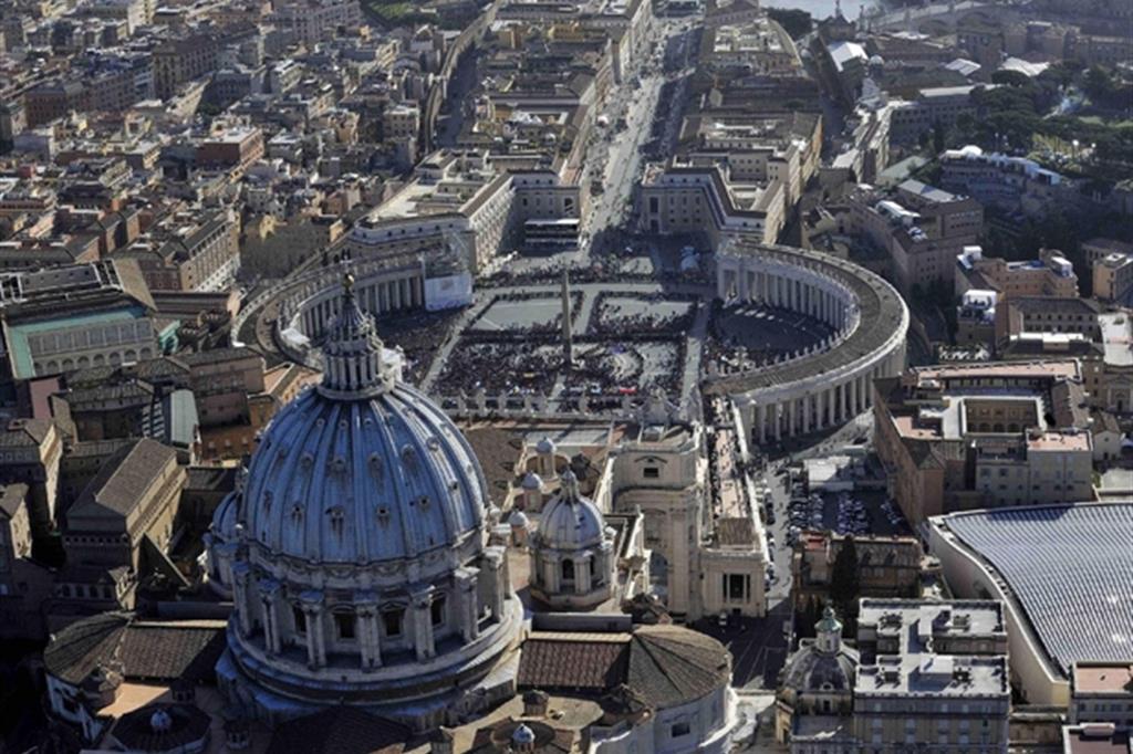 Panoramica dall’alto della Basilica Vaticana e di piazza San Pietro (Ansa)