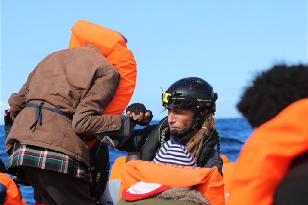 Un'operazione di soccorso in mare (foto Twitter/Ocean Viking)